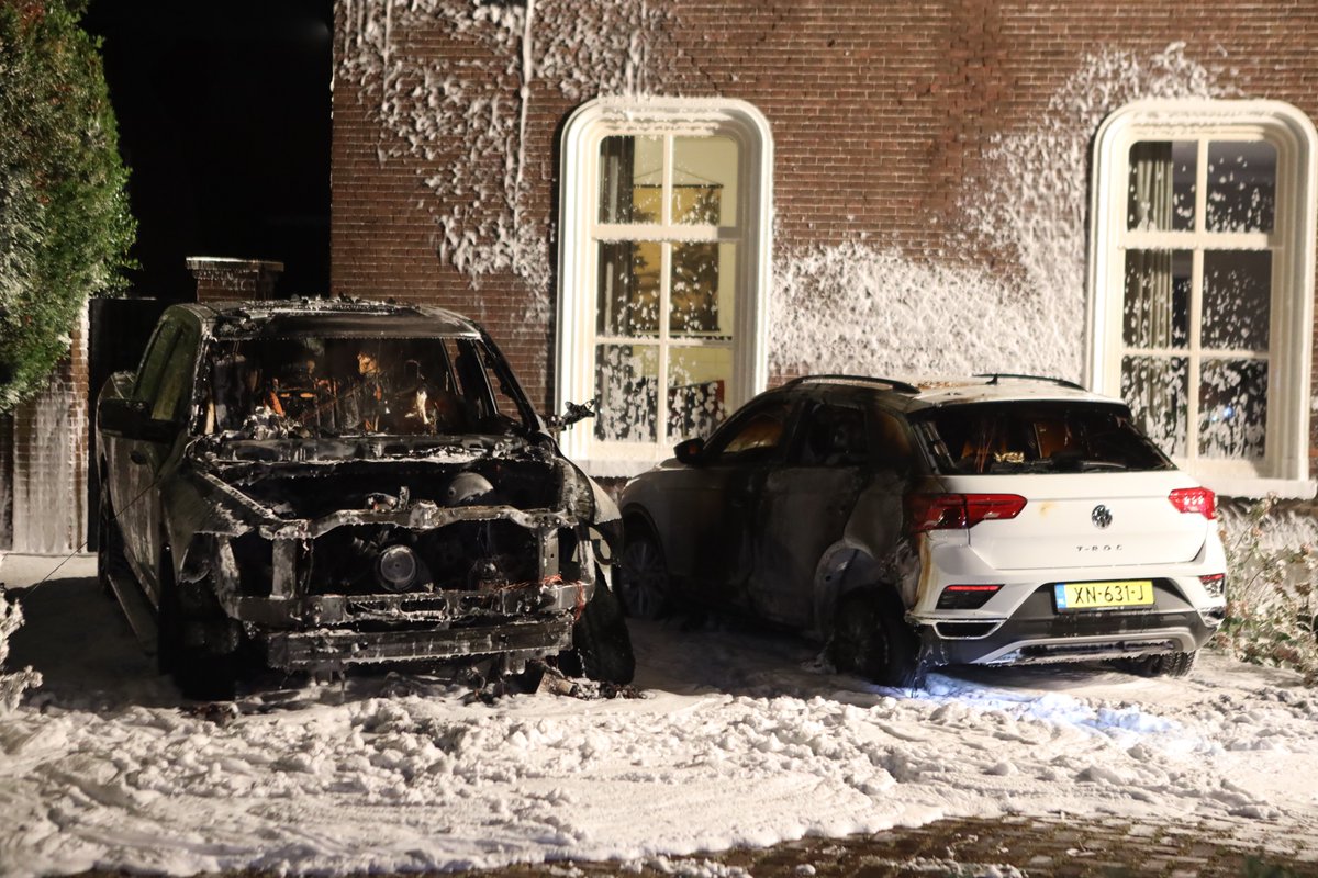 (FOTOSERIE) Twee auto's uitgebrand aan de Vicaris Aertsweg in #Schijndel #Autobrand #Brandstichting.