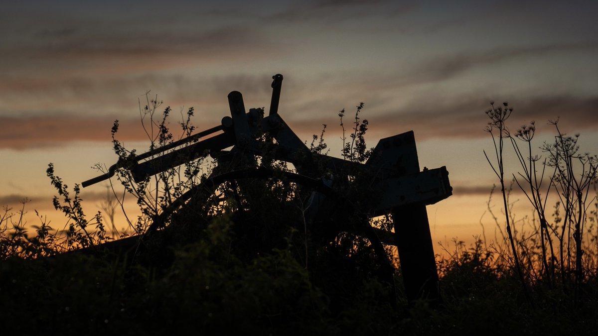 IrishPixel's tweet photo. Good morning from South Cambridge! The various stages of sunrise offer unique beauty. Every part adds to a much greater picture. What a way to start the day! 😃☀️🚜 #sunrise #wednesdaymorning #WednesdayThoughts #WednesdayWisdom #WednesdayMotivation #loveukweather https://t.co/jZcbTw613S
