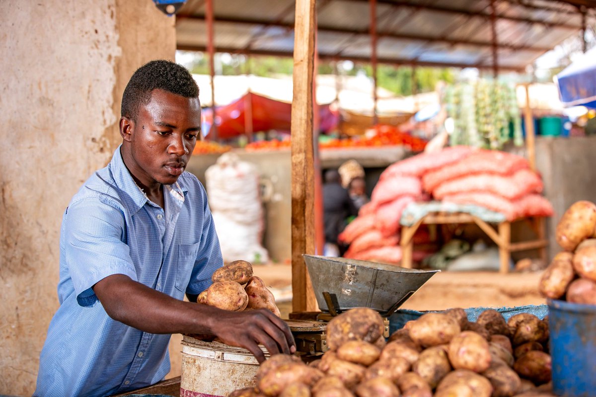 86% au milioni 6.2 ya vijana kati ya miaka 16-24 hawana akaunti za benki. Hii ni fursa ya Tsh. Bilioni 628 kama kila kijana wa rika hili akifungua akaunti na kuweka Tsh. laki 1. Kwa takwimu zaidi za vijana na huduma za fedha, soma jadala la FinSights Lab: tinyurl.com/y6rvdlwe