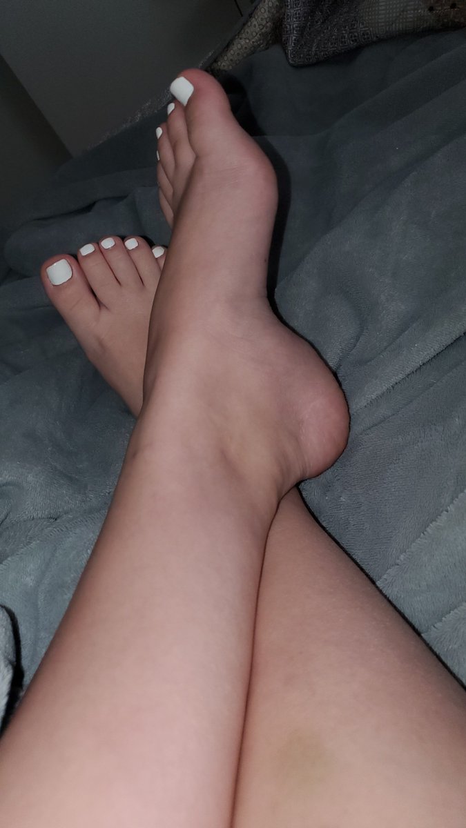 mytinyfeetandme's tweet photo. I've been working so much i need a foot rub ๐โโ๏ธ ๐ฉ #tiredfeet #waitressfeet #serverfeet #tinyfeet #isellfeetpictures #smallfeet #higharches #softfeet https://t.co/7iaA5TWryJ