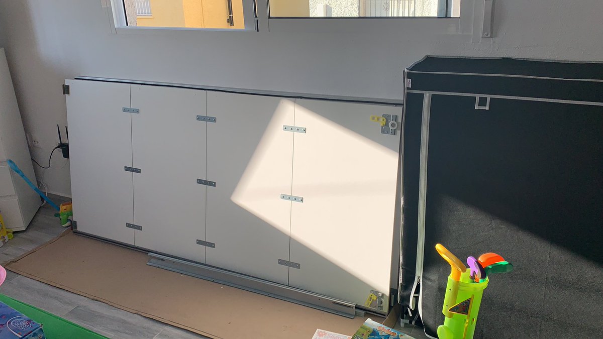 care_yo_'s tweet photo. Se ríe de los clientes, para nada es seria #nocompresenConforama #noesempresaseria #mueblesincompletos desde junio esperando que me pongan las puertas del armario https://t.co/zl87VvB5Dy