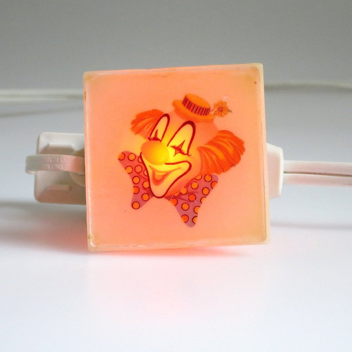 swirlingO11's tweet photo. Vintage Working Night Light by Arrow Plastic Mfg, Kids Room Night Light https://t.co/0RNzXZH3Ew #VintageEtsy #SwirlingO11 #TMTinsta #McmLighting https://t.co/5U1s8jX6Bz