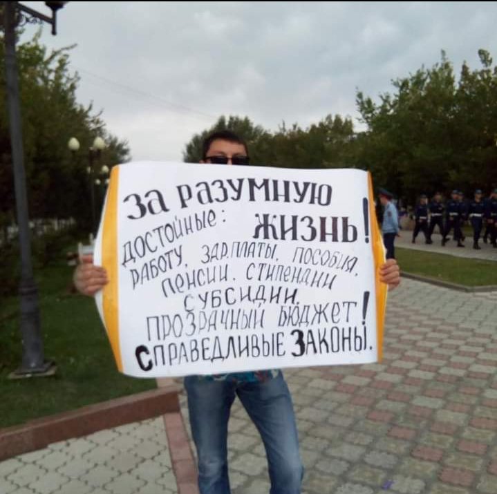 Сегодня утром полиция г.Нурсултан в целях ареста гражданского активиста Куата Увалиева распылила в его квартиру газ,и от нехватки воздуха он открыл двери,и его незаконно задержали.Просим обратить Международные организаций на беспредел силовых структур в Казахстане