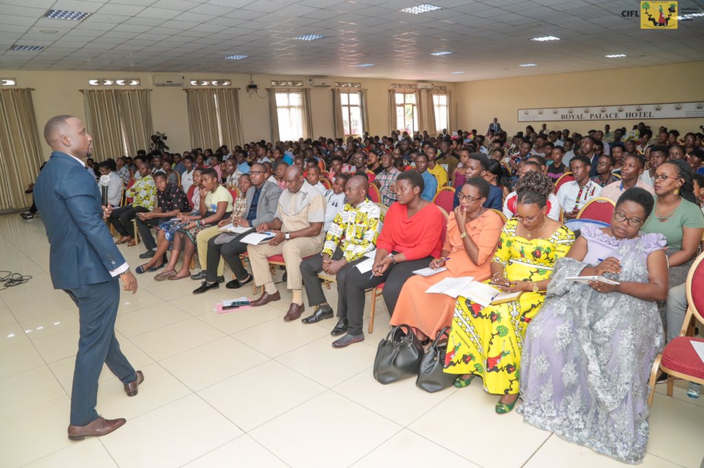 CIFLeaders's tweet photo. #Burundi En date du 28 août 2020, la @CIFLeaders, présidée par S.E @DeniseBucumi, a organisé un séminaire à l’intention des jeunes  autour de deux thèmes et sur base biblique: 
1. Les dangers d’une jeunesse désœuvrée 
2. Comment préserver sa dignité et honorer ses parents. 1/2 https://t.co/rJtO3jngt8