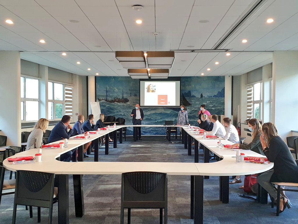 Rentrée masquée et studieuse ce matin pour nos nouveaux recrutés ! 📚
 Bienvenue à tous ! 😊
#CréditMutuelArkéa #Bienvenue