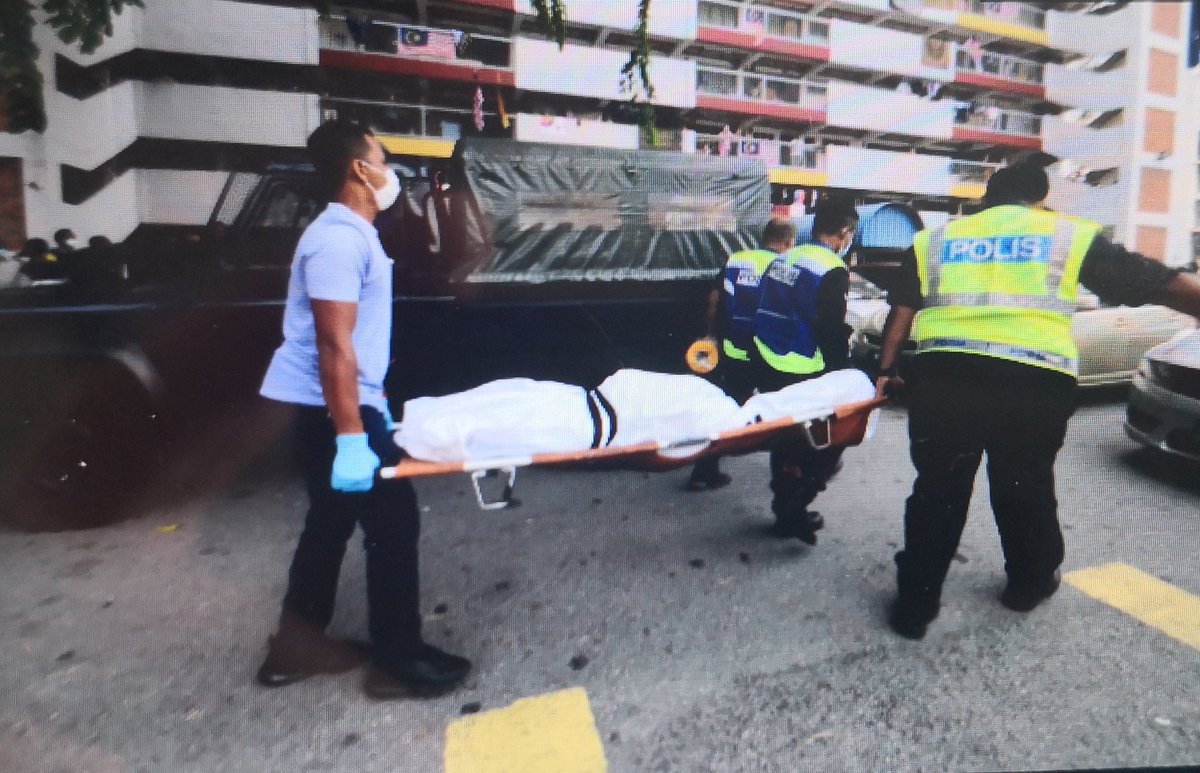 KUALA LUMPUR: Seorang lelaki berusia 50 tahun maut akibat terjatuh di atas bumbung lif hingga tingkat 1, Blok 68, Flat Sri Sabah, Cheras. 
Mayat telah dibawa keluar jam 2:30 petang tadi.

#maut #jatuhlif #flatsrisabah
@BuletinTV3