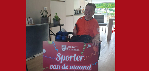 Hij is kortgeleden officieel toegetreden tot TeamNL Boccia en hoopt mee te mogen doen aan de Olympische Spelen in 2024: Sporter van de maand @DKuytFoundation Bart van der Veen uit #Zeewolde! Gefeliciteerd Bart 🥳dirkkuytfoundation.nl/sportervandema…
