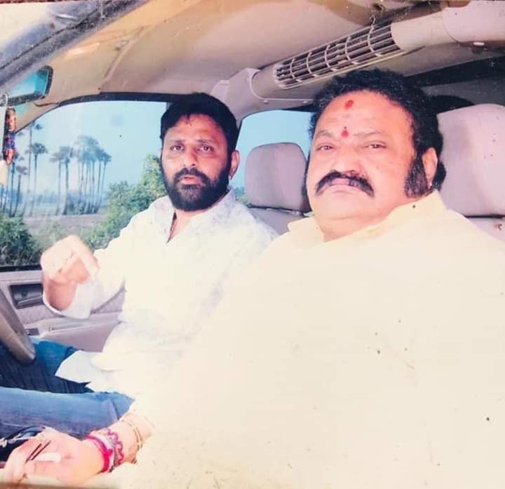 IamKodaliNani's tweet photo. నిరాడంబరత, నిజాయితీ కలగలసిన మంచి మనిషి, అనునిత్యం మా ఎదుగుదలను కాంక్షించిన నా గురువు స్వర్గీయ నందమూరి హరికృష్ణ గారి జయంతి సందర్భంగా ఆయన స్మరణలో ఘన నివాళులు. 
#JoharHaranna #HarannaJayanthi https://t.co/JRqp8lWcQV