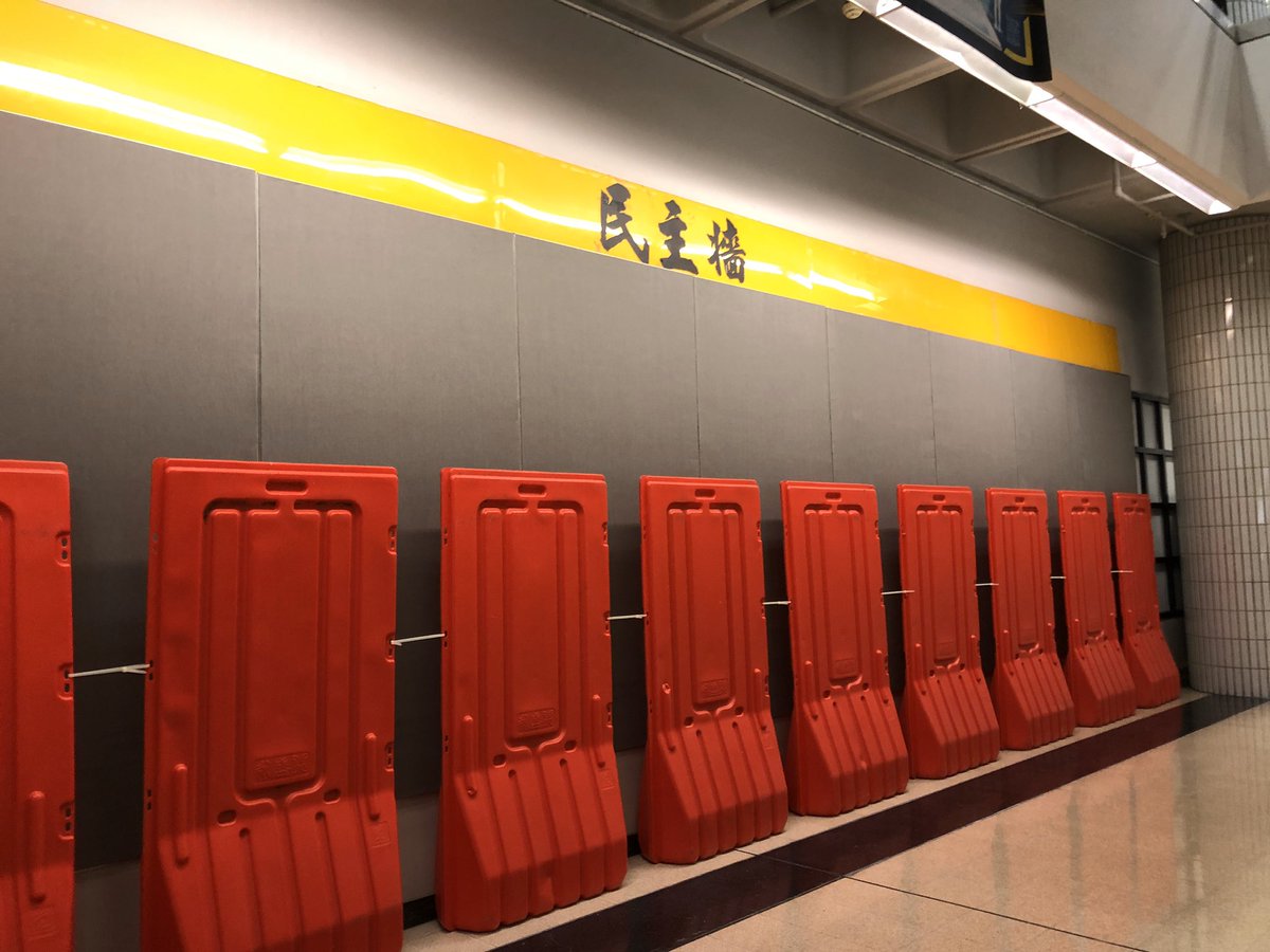 AuditoryScenes's tweet photo. 回城大辦點事情。看見圖書館旁的民主牆，這不是現在今日的香港嗎？學術自由？言論自由？恍似沒存在... https://t.co/y6HMaogu2q
