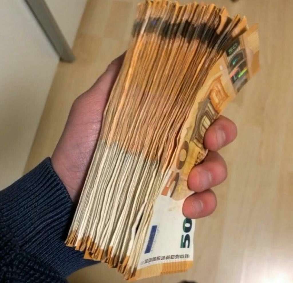 FakeBanknotes3's tweet image. Commandez vos faux billets chez nous.
Livraison discrète 🚚💵💴💷💶🎫🏦
@RastaBot420_ @MrProverbe 
Snap👻: davies_cesar98
Telegram: @faux_billets
#beuh #weed #drogue #moula #rap #paris #ungodly #weedfrance #marijuana #photography #art #musiqueurban #happyforty #sativa #music