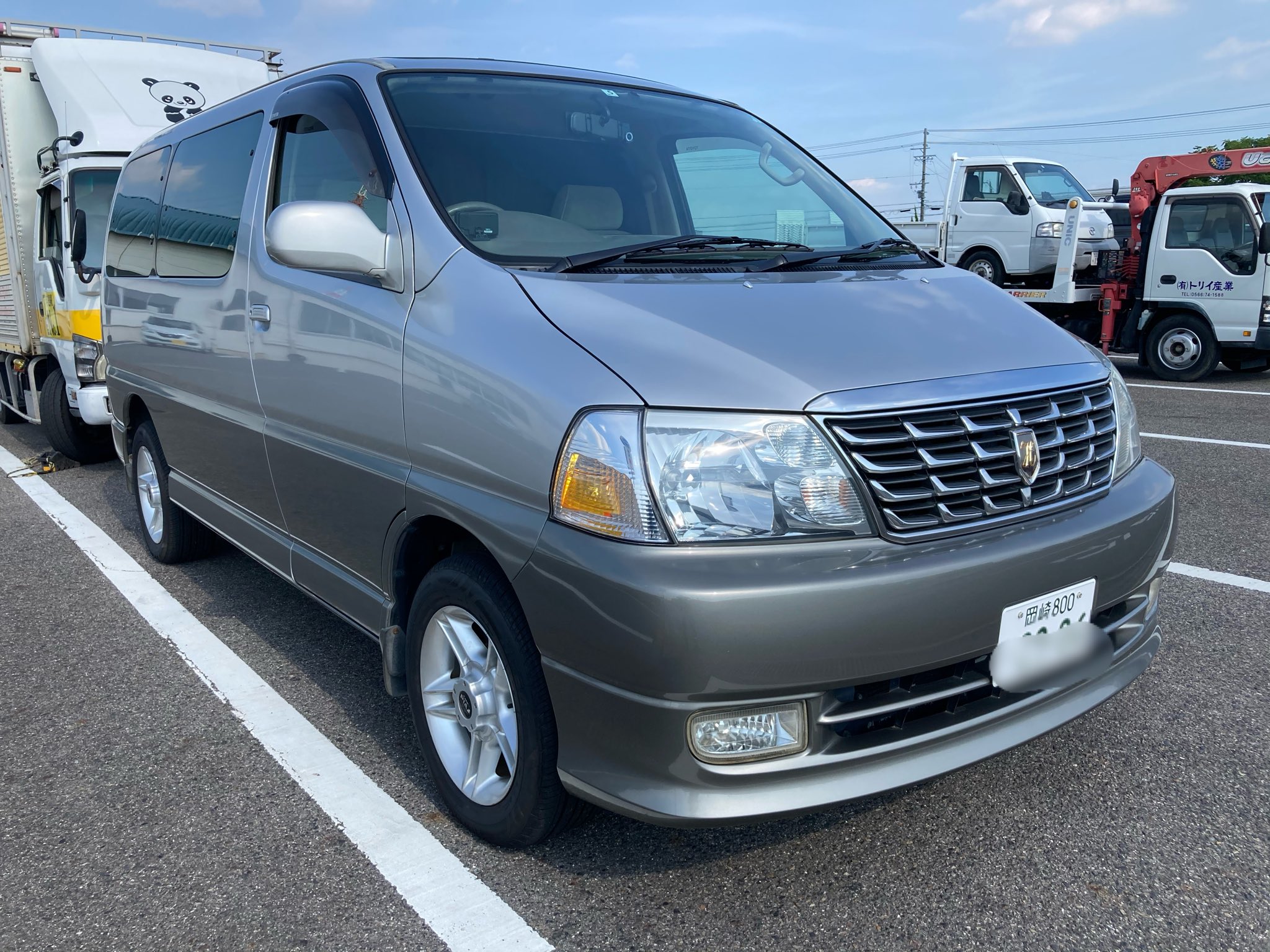 Stw 先週納車のグランドハイエース 2人定員トランポ仕様 8ナンバー登録 お客様地域管轄 愛知 の陸運局で登録後納車させて頂きました W タイヤ ナビ デジタルミラー型ドラレコ バックカメラ 等も追加で取付 車両整備もバッチリ W 遠方でも登録