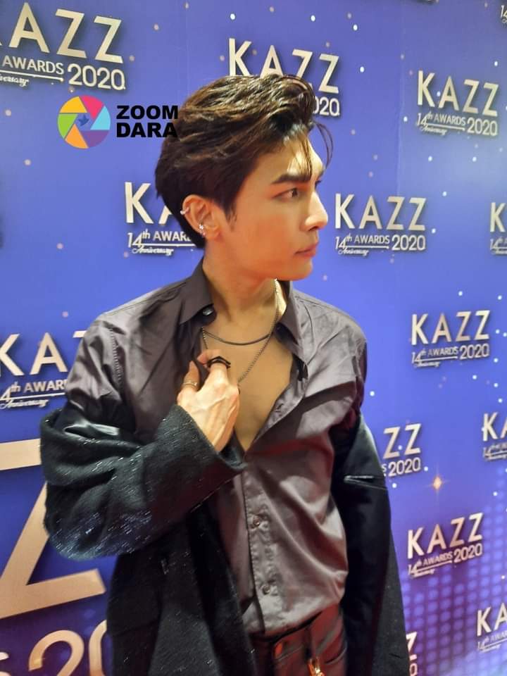 Okay but hope you are ready for possessive Gulf Let's start with Mew showing us his beautiful chest  (this happened after the event at the red carpet) Here: