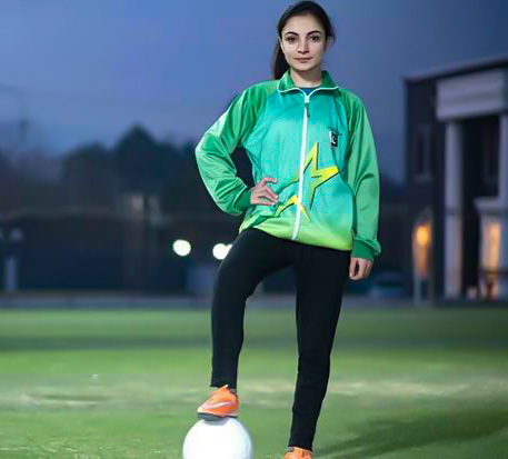 theafcdotcom's tweet image. 👩🏻”I don’t want to wait for someone to make things happen. I want to be the one to make things happen."

From founding a ⚽️ club in 🇵🇰 to representing her community on the catwalks of Milan. @karishmaAli22 is much more than a footballer #GameChangers

📱➡️bit.ly/3hRSBQa