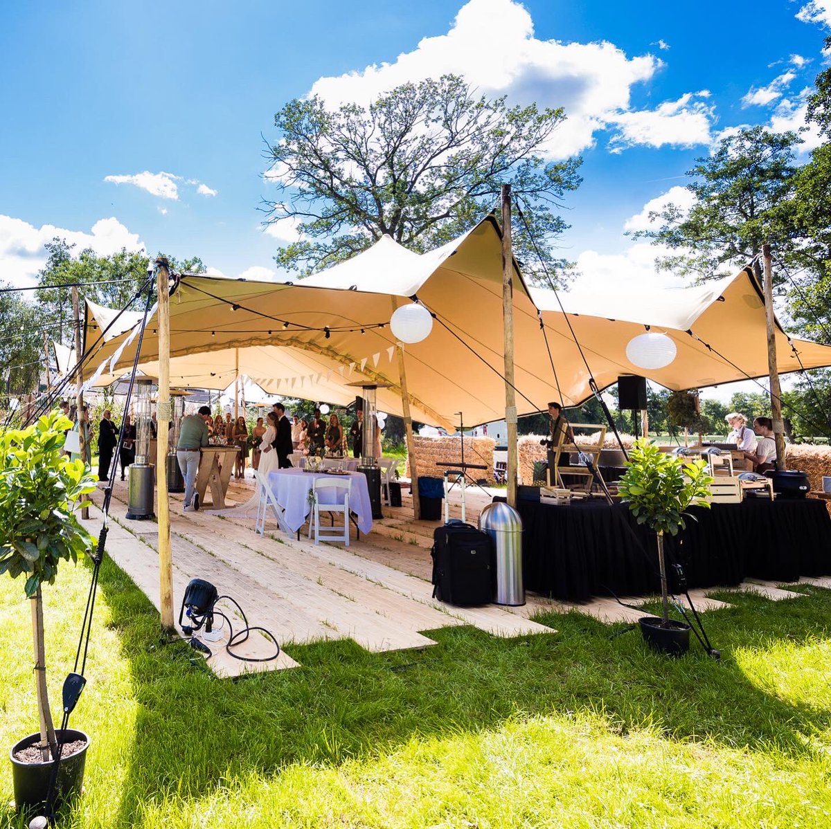 Altijd weer tof om te krijgen! 📸 van onze klanten, hier de bruiloft van A&amp;J. Is het geen plaatje?

Wil je ook een buiten feest of bruiloft organiseren? Neem gerust contact met ons op! We denken graag met je mee!

#bosverhuur #stretchtenthuren #tenthuren #bruiloft #trouwenin2021