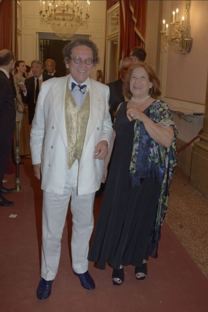 Non è facile iniziare la giornata con un sorriso dopo aver appreso della scomparsa del Maestro Daverio, elegantiae arbiter, apostolo del buon senso, cavaliere di Bellezza che seppe condividere con noi e con voi tutti.. non ci sentiamo di aggiungere altro. 

#PhilippeDaverio