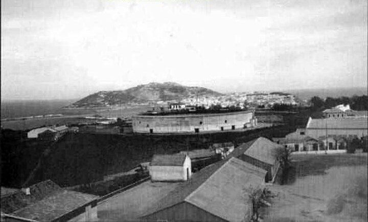 ftorodelidia's tweet photo. ⚫⚪ ¡Hoy celebramos el #DíaDeCeuta!

▶️ Ceuta tiene un pasado taurino muy antiguo. Tuvo varias plazas de toros y allí torearon muchas figuras del toreo a principios del siglo XX. Incluso Conchita Cintrón toreó aquí a pie. La última corrida de toros en Ceuta fue en 1995. https://t.co/djidqOU6Ml