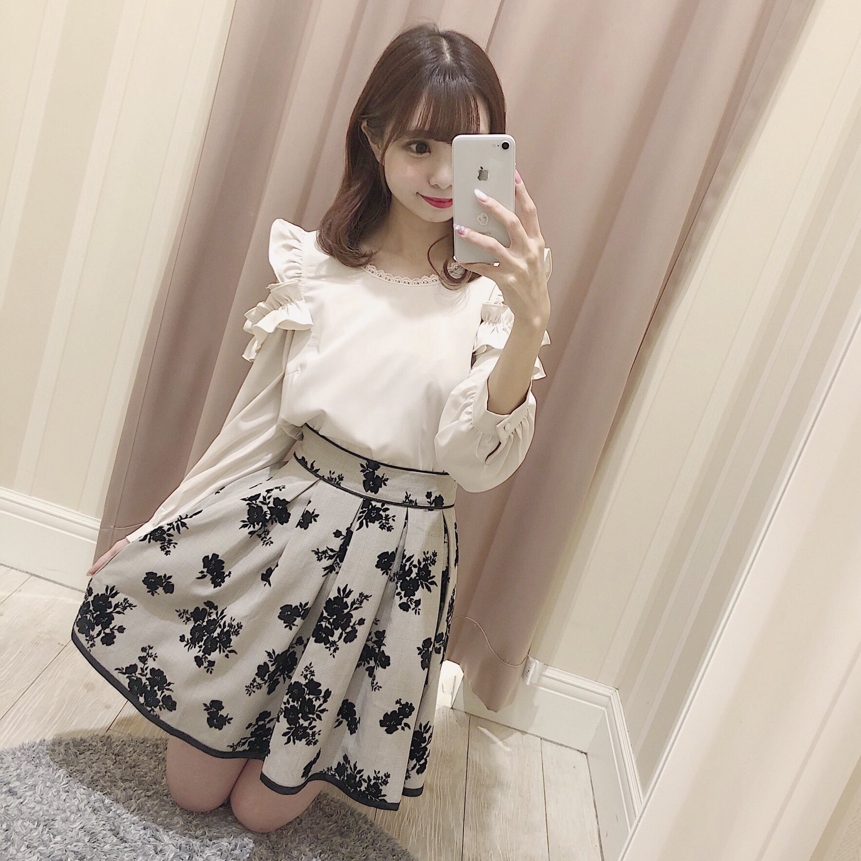 Evelyn Evelyn 渋谷109店 𝒔𝒕𝒂𝒇𝒇 𝒄𝒐𝒐𝒓𝒅𝒊𝒏𝒂𝒕𝒆 新作のパイピングフロッキーskを 使ったコーデ 淡いベージュのお色味は 大人可愛くおすすめのカラー ブラウスはショルダーカットで ちょっぴりおフェロに Tp