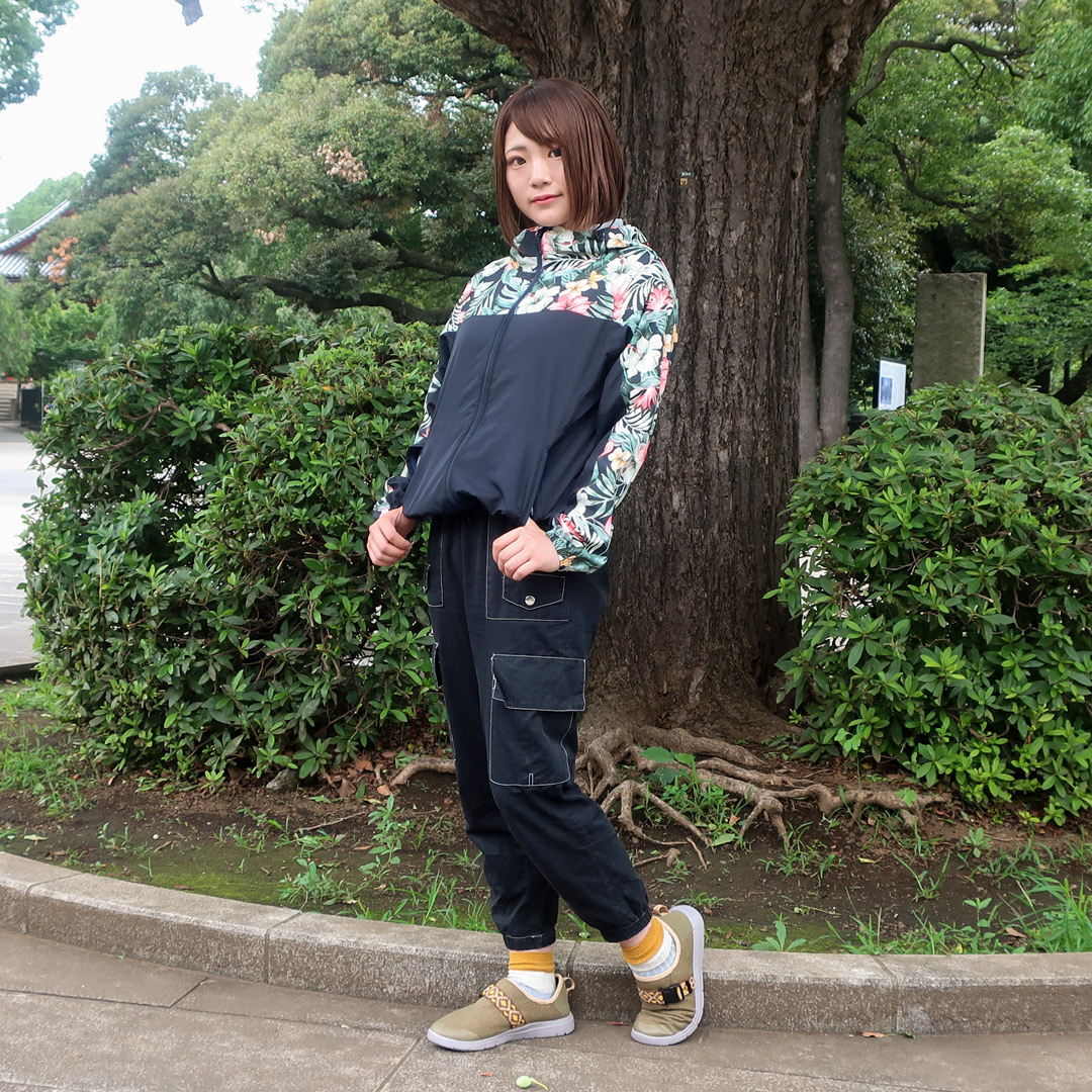 公式 ワークマン女子 ワークマンプラス Workman アンバサダーのねこまるさん Inuinu Doll と共同開発した レディース高撥水シェルジャケット レディースsサイズからの展開で小柄な女性にもぴったり ワークマン製品で貴重な花柄は要チェック 公式 ワークマン女子 ワークマンプラス Workman アンバサダーのねこまるさん Inuinu Doll と共同開発した レディース高撥水シェルジャケット レディースsサイズからの展開で小柄な女性にもぴったり ワークマン製品で貴重な花柄は要チェック