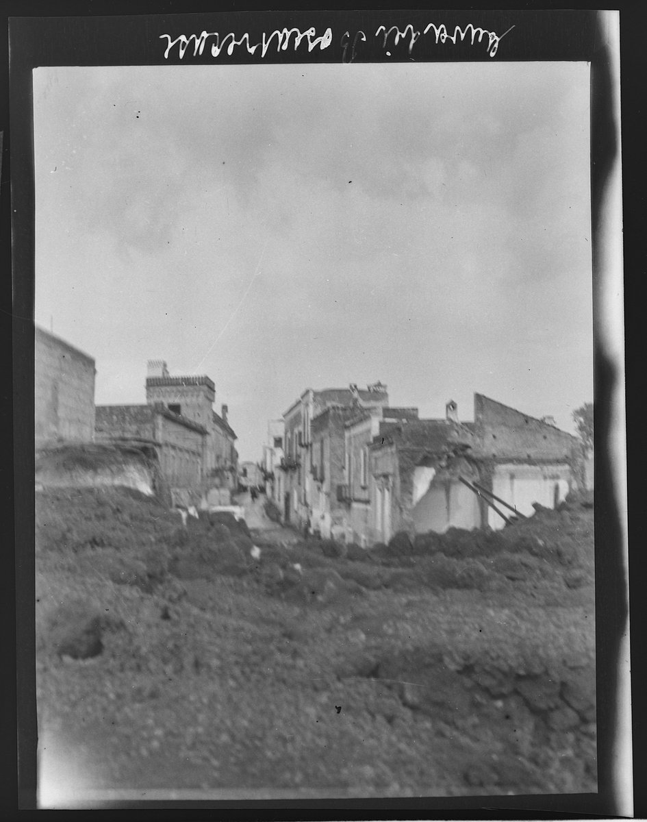 Two shots showing cold lava streams obstructing the town of Boscotrecase and the piazza in front of its S. Anna church allow to date the series to the years following Vesuvius’ eruption of April 1906 (cf. a contemporary postcard).
