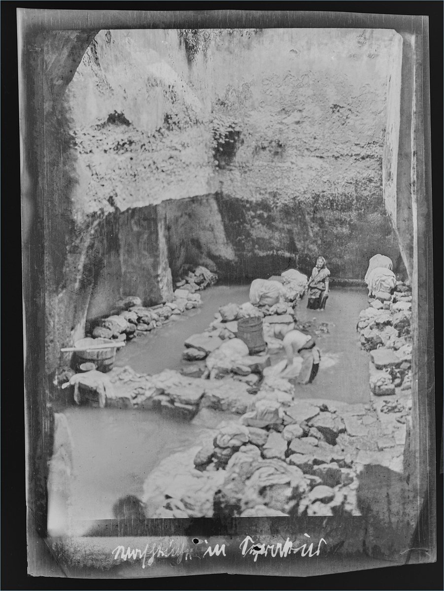 The series focuses on archaeological sites, but includes some ethnographic detail like this street scene in Bologna (Palazzo della Mercanzia) or washerwomen in a lavatoio inside Syracus’ ancient stone quarries. (2/5)