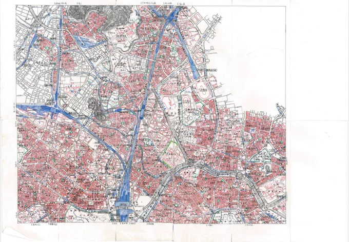 空想地図の進捗状況。1枚目の画像は4枚の画像を適当に合成したのもなので、ところどころズレていたりしていますが、そのへんはご愛嬌ということで。2枚目は最近描いている部分。紡績工場跡地と貨物駅跡地があるので探してみてください。 #空想地図 #鷹津市 