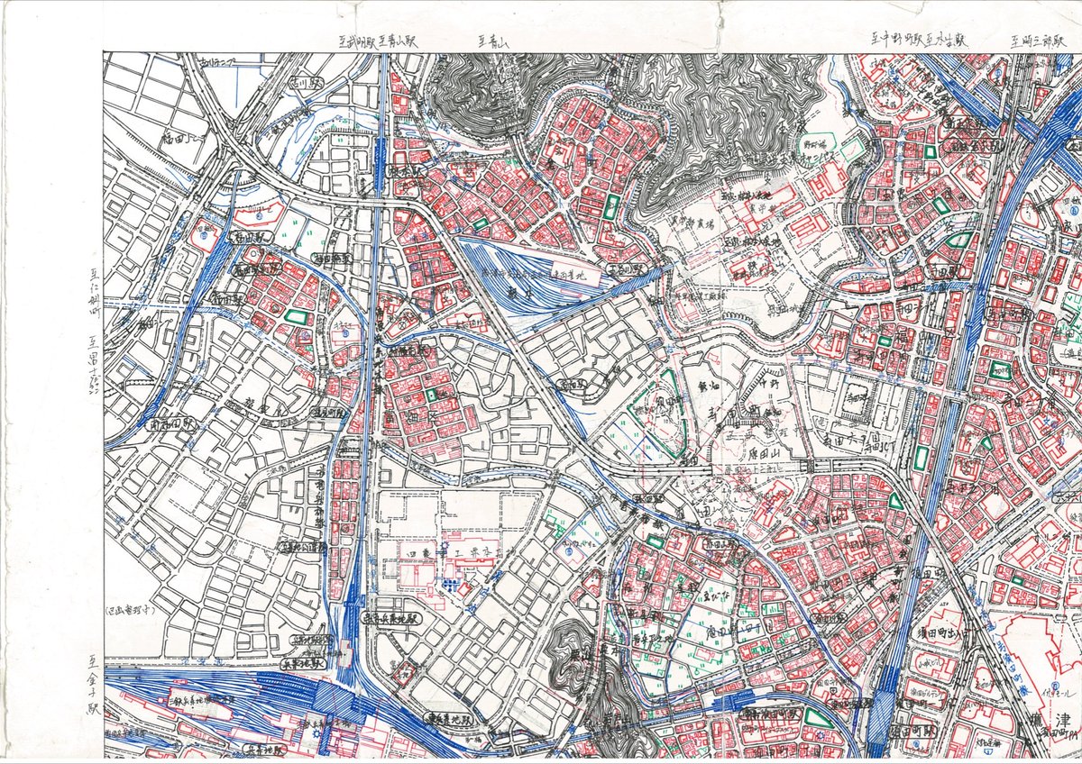 空想地図の進捗状況。1枚目の画像は4枚の画像を適当に合成したのもなので、ところどころズレていたりしていますが、そのへんはご愛嬌ということで。2枚目は最近描いている部分。紡績工場跡地と貨物駅跡地があるので探してみてください。 #空想地図 #鷹津市 