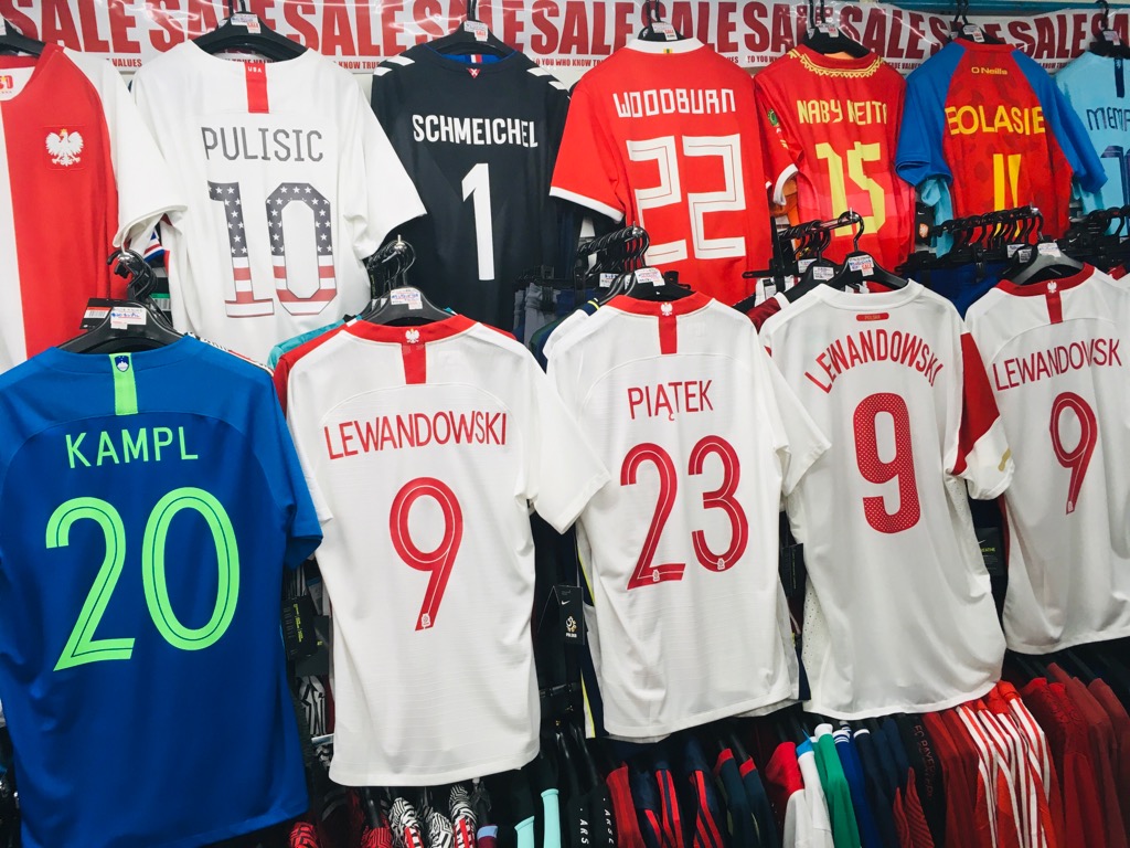 サッカーショップfcfa 実店舗open オンラインショップにアップしました スロベニア代表 や チャンピオンズリーグ を制覇した レヴァンドフスキの ポーランド代表 100周年のレアユニフォーム カンプル レヴァンドフスキ