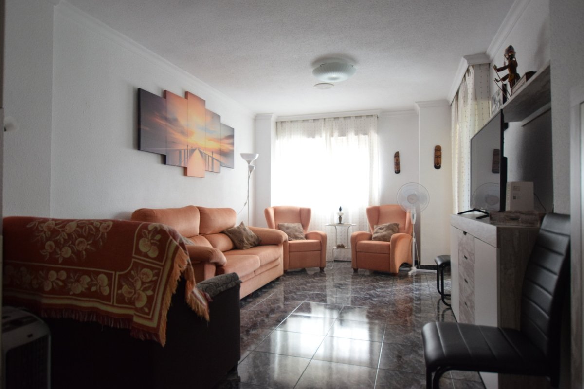 Estamos de vuelta con un magnífico piso en el Polígono de Santa Ana. Dispone de 3 dormitorios con una gran cocina tipo office y galería, 2 cuartos de baño, uno de ellos en suite, salón con salida a balcón cerrado. Y lo mejor, una terraza de 96 m2! También tiene plaza de garaje.