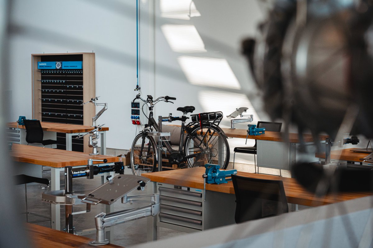 Op 24/09 maken we de campus weer ietsje innovatiever. Want dan opent ons splinternieuwe én unieke lab voor licht elektrische voertuigen. Kom het lab in primeur ontdekken en krijg de interessante sprekers er bovenop! #emobility #micromobility 
t2-campus.be/t2events/labla…