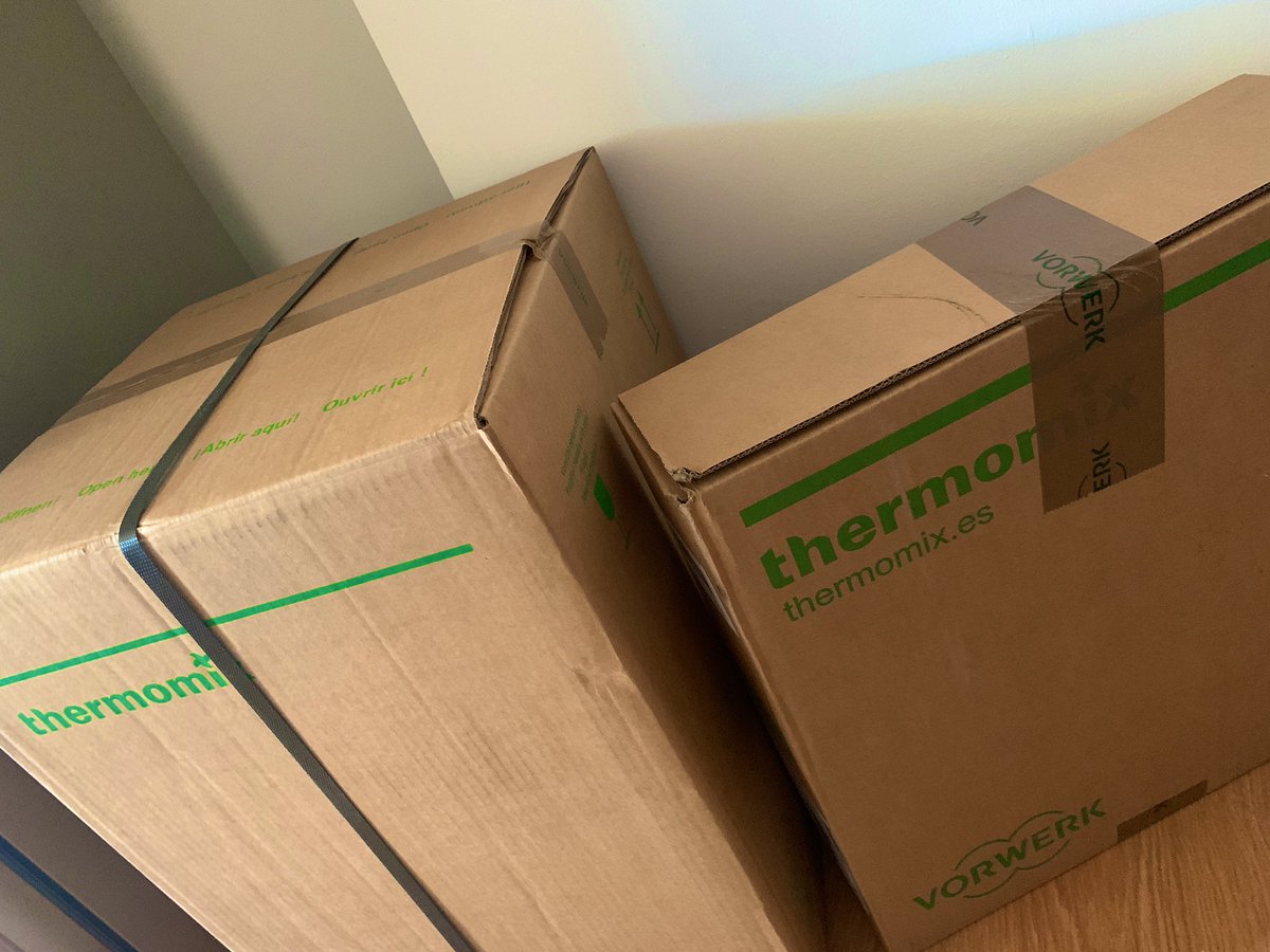 lovelysoyo's tweet photo. 🔴 V E N D O 🔴

THERMOMIX TM6 (con bolsa de transporte y tabla de cortar de bambú incluidas)

❗️TODO 1250€❗️
(precio actual TM6: 1299€, bolsa: 50€, tabla: 30€ -un total de 1379€ por 1250€-)

🔺NUEVA, de paquete, sin abrir🔺

Me ayudaríais mucho difundiendo 🥺 https://t.co/46OQhefBA1