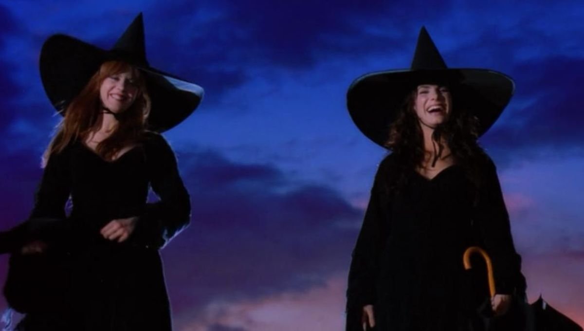  #SpookySeason DAY 2: Witches. An age long staple of the spooky season. As soon as the season rolls around you start to find witch merch in every store. They're also a major part of the genre, and a personal favourite of mine. What are your favourite witch movies?