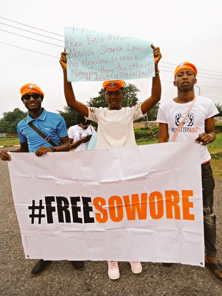Michaelakande01's tweet photo. Today @osunhighcourt for #osun5 we're here to defend the oppressions and to against the sovereign of The tyrants.
We say no to oppressors and other forms of people's suffering.
#RevolutionNow
#GodwillhelpUs
IamAction✌️
@sowore @RevolutionNowNg https://t.co/3kd1a1GKt9