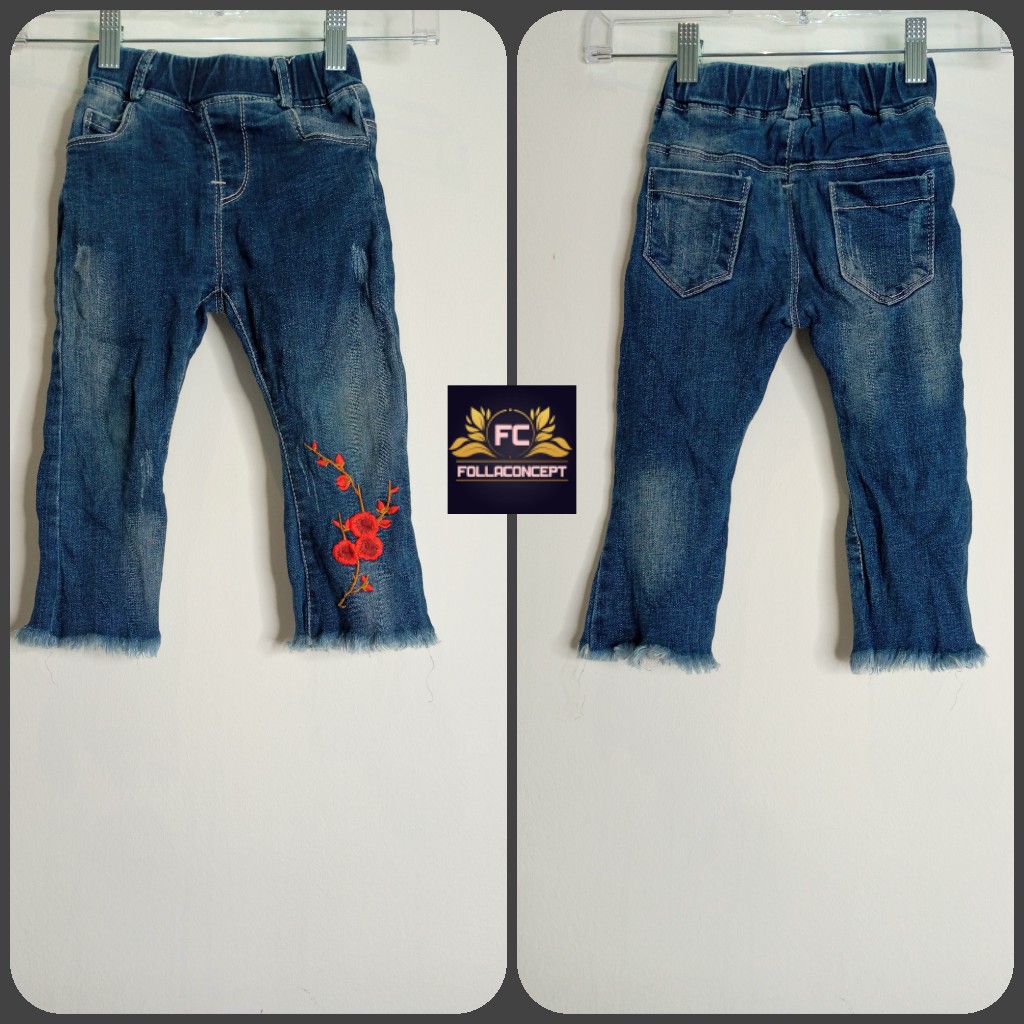 Dark blue jeans for girlAge: 3-4 yearsPrice: #1,200