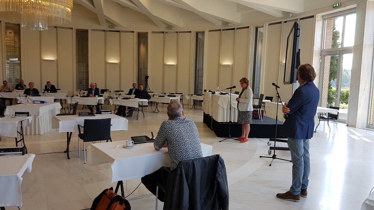 Vandaag bij <a href="/limburg/">Provincie Limburg</a> de aftrap van het project 'Versnelling coöperatieve energietransitie in Limburg' met toespraak van gedeputeerde <a href="/CarlaBrugmanR/">Carla Brugman</a>. De aspirant projectleiders staan te popelen om te beginnen. Samen op weg naar een energieneutrale provincie.    <a href="/EnergieSamen/">Energie Samen</a>