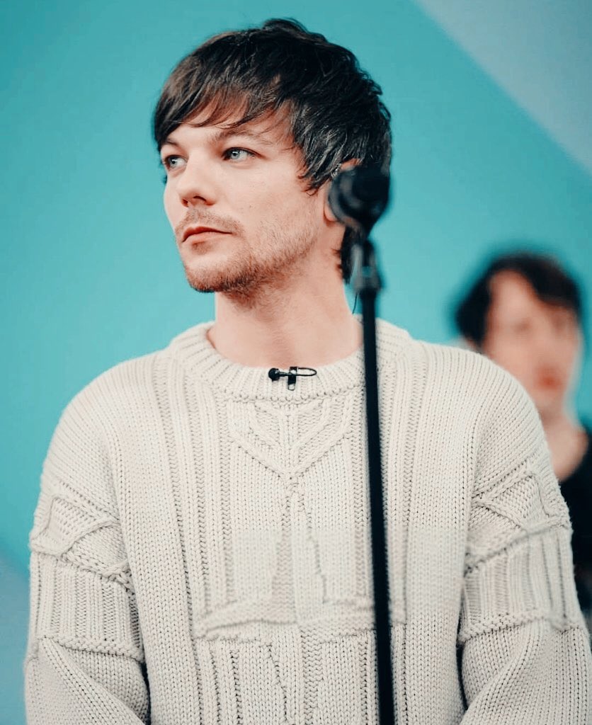 what’s your favorite song on walls?I vote Louis Tomlinson ( @Louis_Tomlinson) for  #ArtistoftheSummer  @965TDY