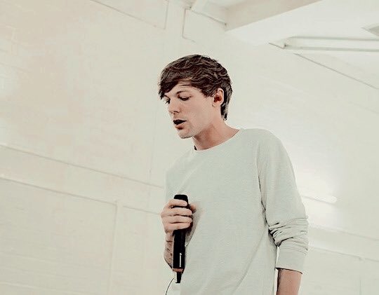 a song on walls you’re emotionally attached toI vote Louis Tomlinson ( @Louis_Tomlinson) for  #ArtistoftheSummer  @965TDY