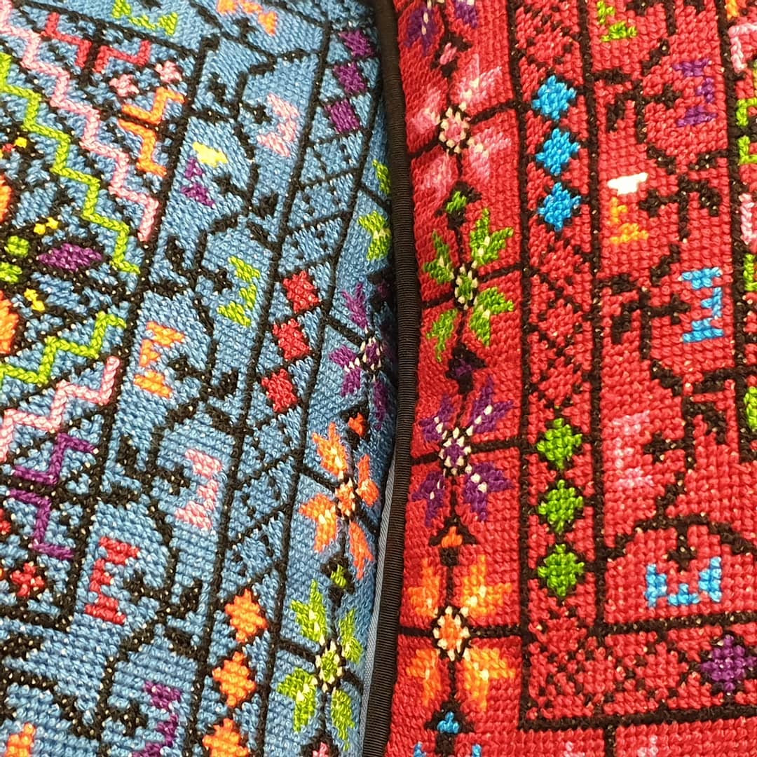 hadeel_uk's tweet image. With Palestinian embroidery it's all about the detail. Just feast your eyes on these beauties 😍 #Hadeel #HadeelShop #fairtradeshop #fairtrade #socialenterprise #socialenterpriseedinburgh #handmade #embroidery #crossstitch #BuyTheGoodStuff