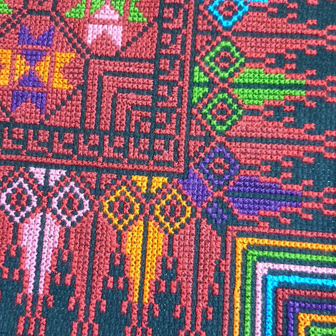 hadeel_uk's tweet image. With Palestinian embroidery it's all about the detail. Just feast your eyes on these beauties 😍 #Hadeel #HadeelShop #fairtradeshop #fairtrade #socialenterprise #socialenterpriseedinburgh #handmade #embroidery #crossstitch #BuyTheGoodStuff