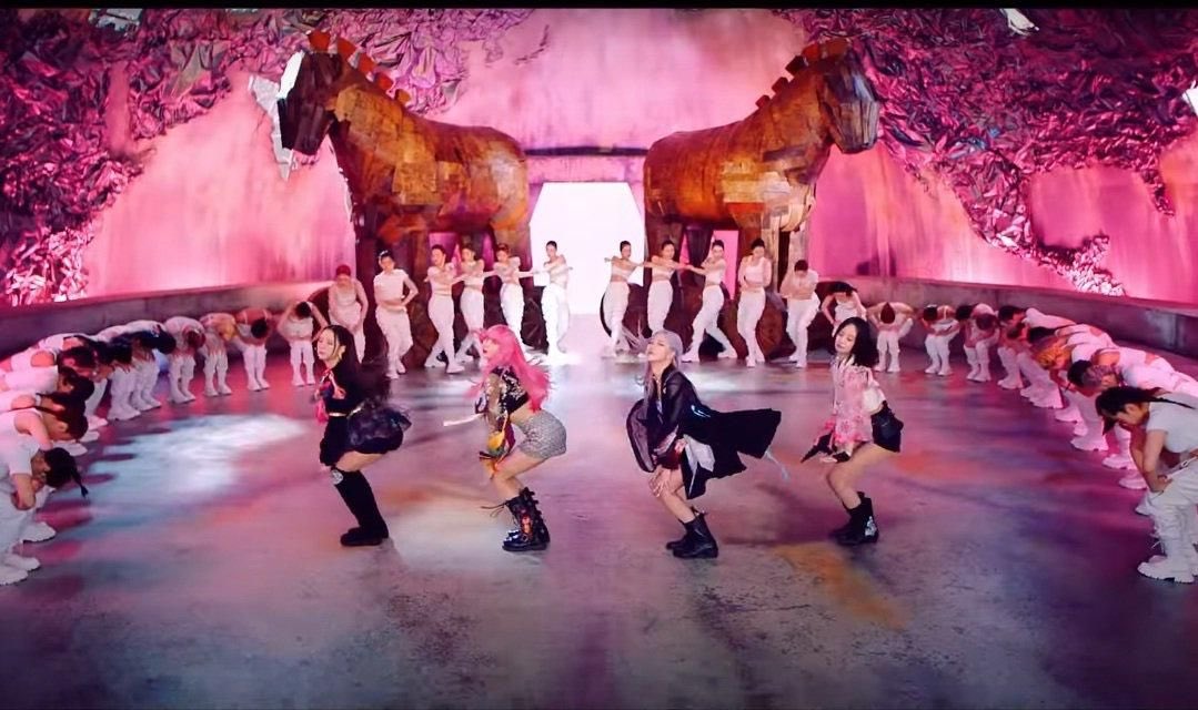swallalisaa's tweet photo. .@blackpink: it's been years and we still respect the green screen community but it'll never be us https://t.co/WkL6iZLOwJ