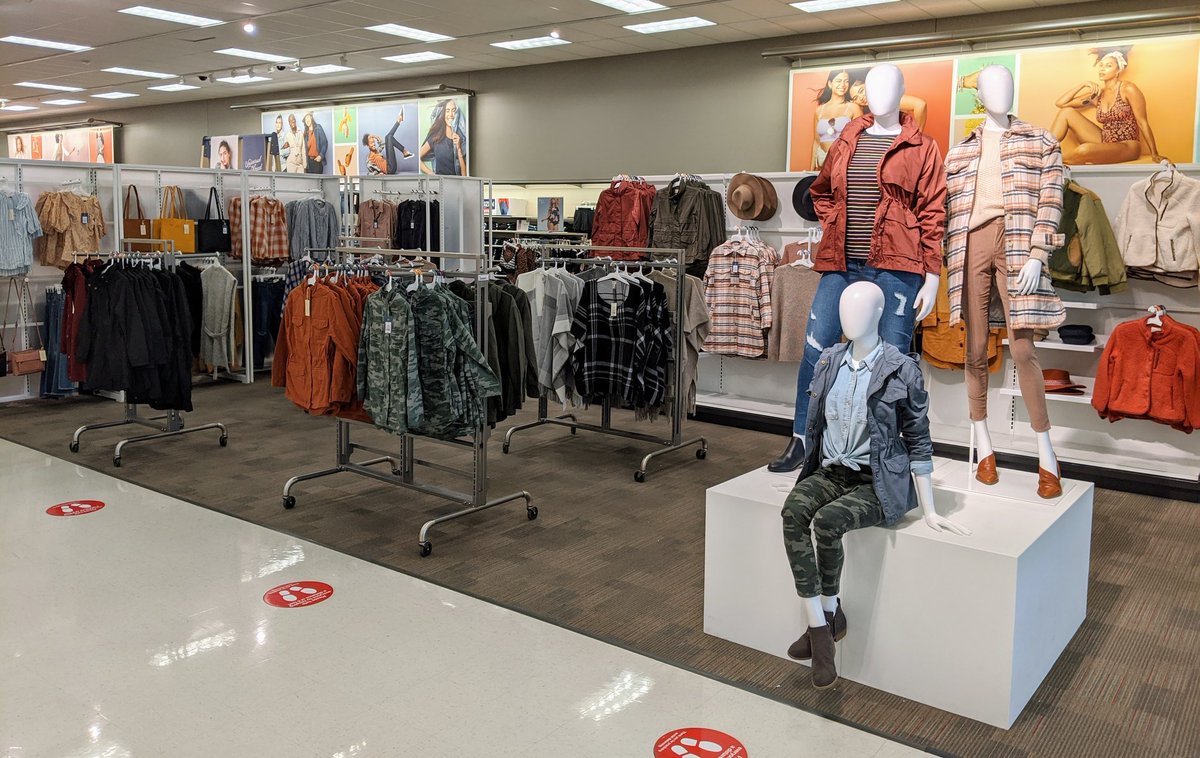 Goodbye swim, hello Fall!! 🍂🌾
Made some quick moves up front to feature warm coats, ponchos, and Universal Thread accessories. 🙌 I can't wait for more new product to fill in!!