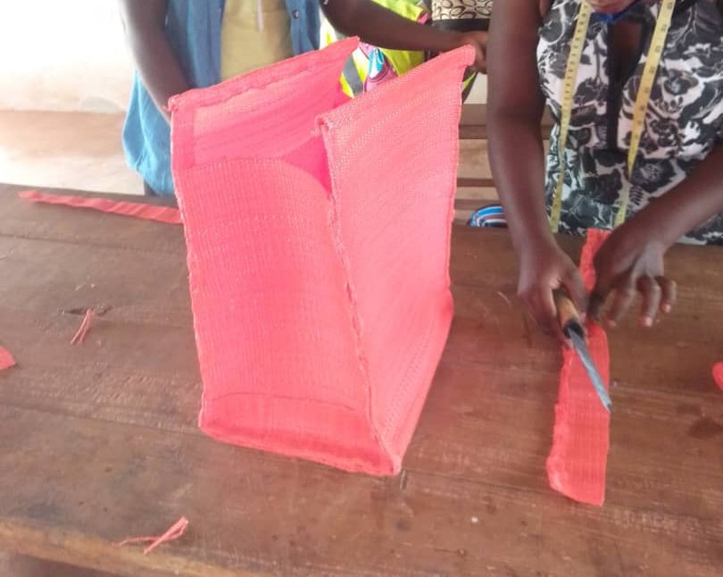 Ce 1er septembre, les VEC de Yoto 1 ont appris à fabriquer des chaussures et à confectionner des paquets. Avec les fils en Nilon, ils ont fabriqué aussi des sacs artisanaux
Cette activité vise à faciliter l'insertion de ces VEC après la mission
#VEC
#JeMengage
#CRVMaritime
#ANVT https://t.co/W9yKUhLIl1