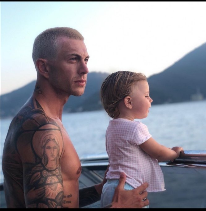 FBianconers's tweet photo. Grazie @fbernardeschi x aver condiviso queste foto meravigliose ed emozionanti cn la tua piccola Deva❤😍I tuoi occhi brillano Fede🤩❣Sei un papà fantastico💖Siete Amore puro,infinito💝😍🥰Sempre cn te Chicco💞😘
#bernardeschi #FB33 #rockngoal #2settembre #Costazzurra #vacanze🏝 https://t.co/0seujJ0hR6