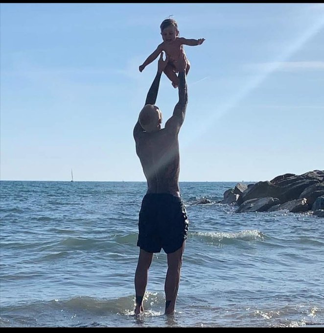 FBianconers's tweet photo. Grazie @fbernardeschi x aver condiviso queste foto meravigliose ed emozionanti cn la tua piccola Deva❤😍I tuoi occhi brillano Fede🤩❣Sei un papà fantastico💖Siete Amore puro,infinito💝😍🥰Sempre cn te Chicco💞😘
#bernardeschi #FB33 #rockngoal #2settembre #Costazzurra #vacanze🏝 https://t.co/0seujJ0hR6