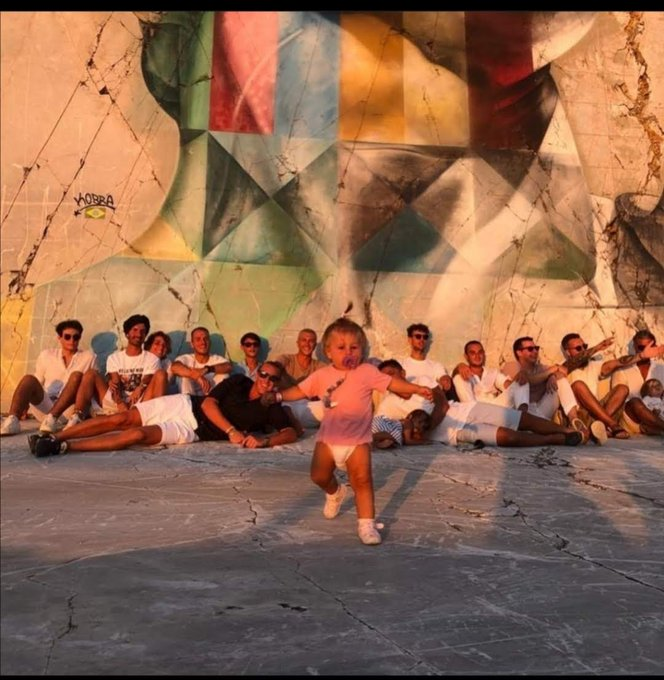 FBianconers's tweet photo. Grazie @fbernardeschi x aver condiviso queste foto meravigliose ed emozionanti cn la tua piccola Deva❤😍I tuoi occhi brillano Fede🤩❣Sei un papà fantastico💖Siete Amore puro,infinito💝😍🥰Sempre cn te Chicco💞😘
#bernardeschi #FB33 #rockngoal #2settembre #Costazzurra #vacanze🏝 https://t.co/0seujJ0hR6