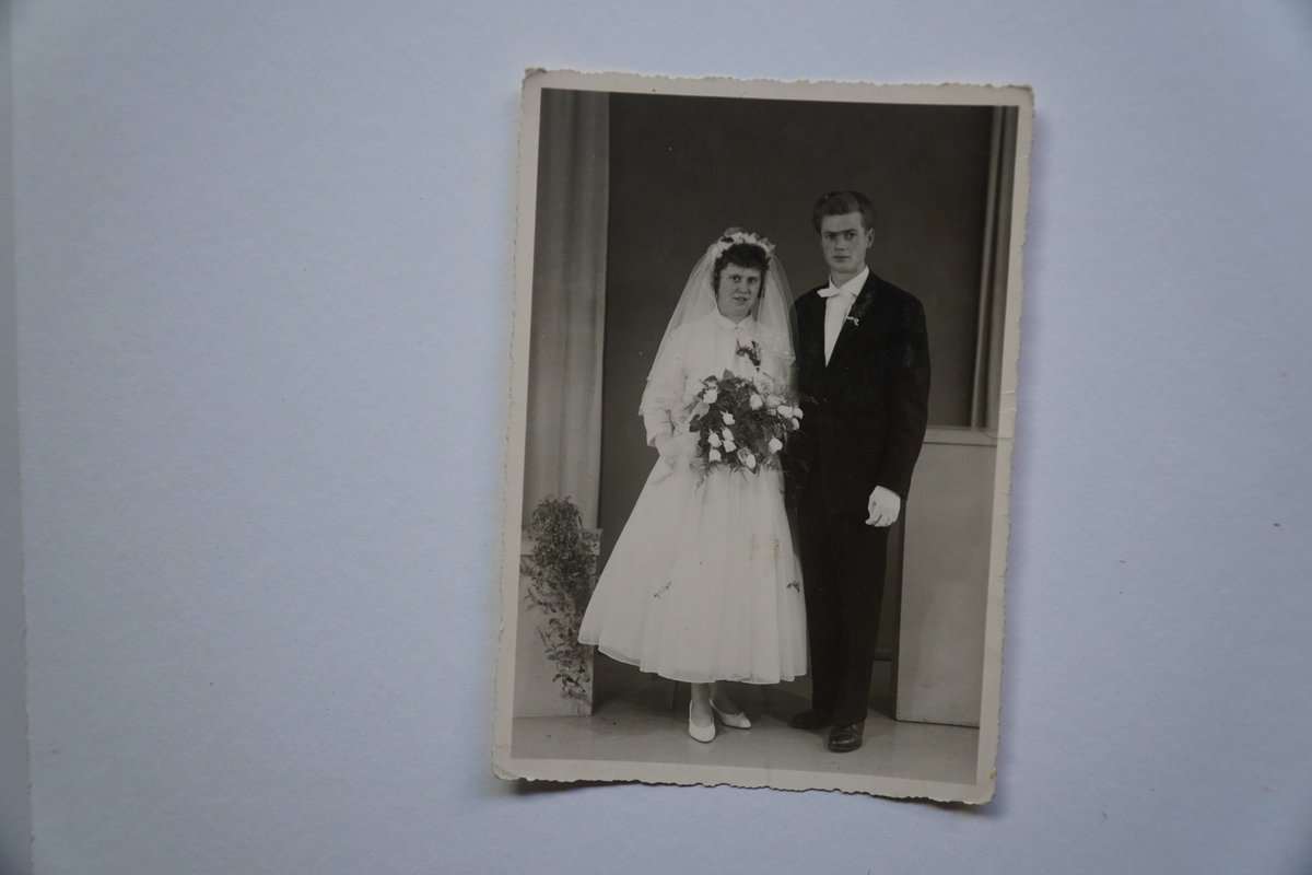 Meine Großeltern feierten dieses Jahr ihre Diamanthochzeit. Ich kann mich an keinen Kuss, keine zärtliche Berührung, kein "Ich liebe dich" erinnern. Deshalb habe ich sie besucht. Ich wollte wissen: Was bleibt nach 60 Jahren Ehe? 

Nachzulesen unter: sarahbioly.de