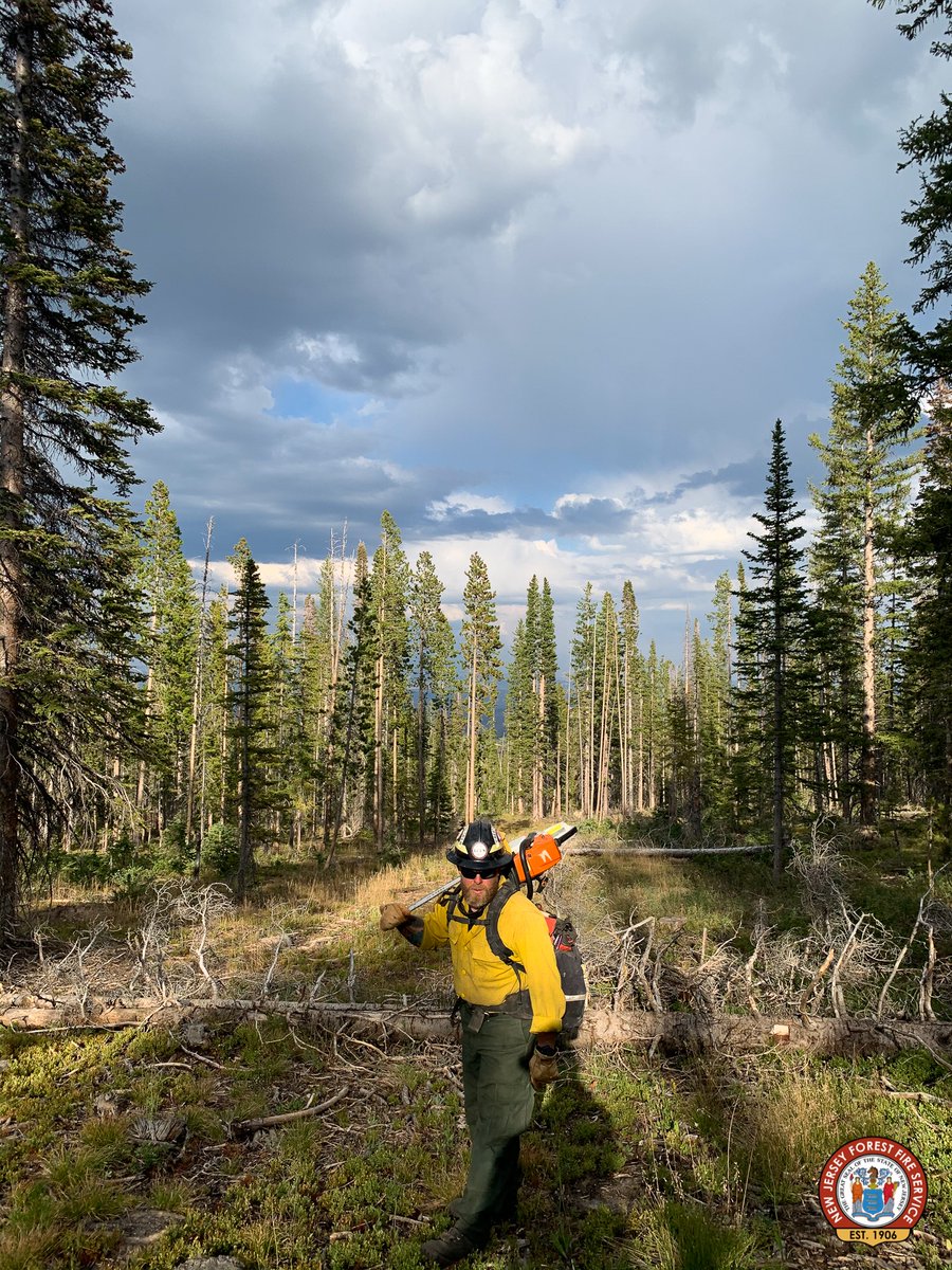 NewJerseyDEP's tweet image. 🔥 52 members of the New Jersey Forest Fire Service have gone West to help battle wildfires in Colorado, Wyoming, Montana, Nevada and California. 

🚒 The FFS professionals include firefighters and crew members, helicopter managers and structure protection specialists.