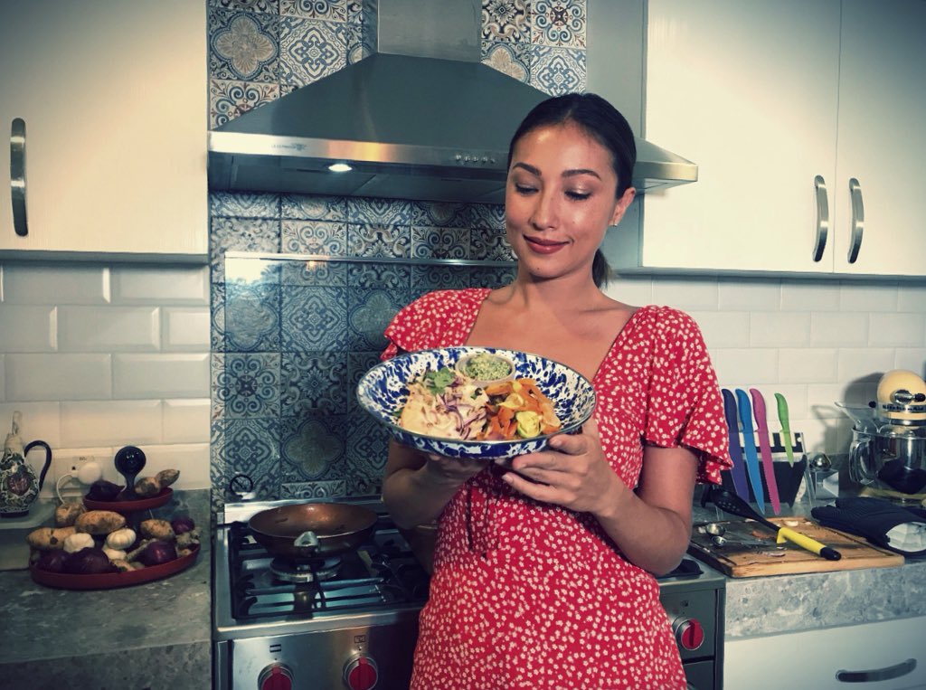 NellieRoasted's tweet photo. #BCUFirstDayHigh
Nellie Boustead

🔪Owner ng meriendahan sa likod ng San Andres called the Noodle Boss Stand. Aka 'NBS'.
🍝Maraming putahe sa eatery niya. Best seller yung pancit.
🔪A generous madame.
🍝Cooks to bring joy.
🔪Wag niyo galitin kasi she will show you who's the Boss. https://t.co/LxUHaguLmB