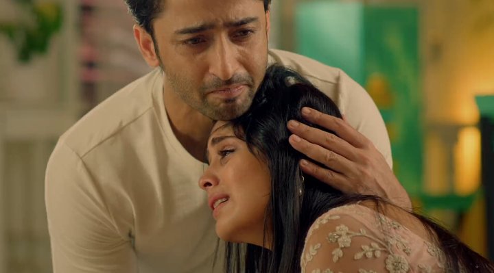 He couldn't hide it from her long, she KNOWS him, his body language, voice well. She went numb for a moment collapsed, felt her life is gone forever. She loves Abir like he is perfect, her "SabKuch" he is #ShaheerSheikh #RheaSharma #YehRishteyHainPyaarKe #MishBir(4/n)+
