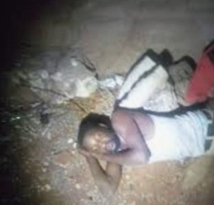 Amina_Aliubax's tweet photo. Credit to Boniface Mutwiwa,a police officer from Wajir police station for helping a jobless man.The man had lost his casual job due to #COVID19 and had resorted to sleeping in the streets.Boniface fed him,bought him a phone &amp;gave him bus fare from Wajir to Nairobi. Moses Kuria https://t.co/0SaZVHkPWg