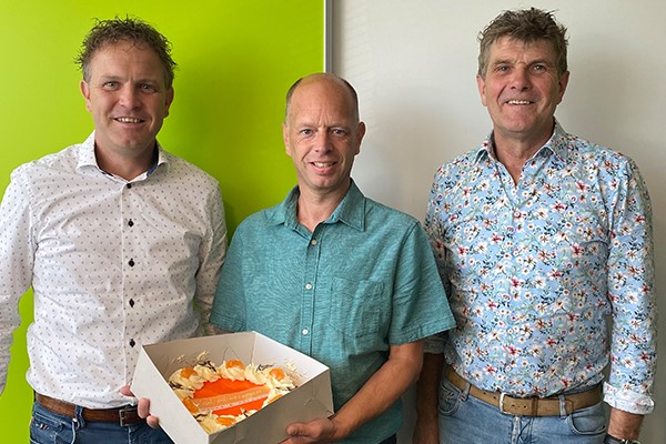 Jezelf voorstellen aan nieuwe collega’s gaat net iets makkelijker als je meteen trakteert op iets lekkers. Daarom bezorgde ik vandaag taart bij Corne van de Weijer. Hij gaat bij Sinis aan de slag als Engineer. Succes Corné, je gaat je zeker thuis voelen!  bit.ly/31RcaSV